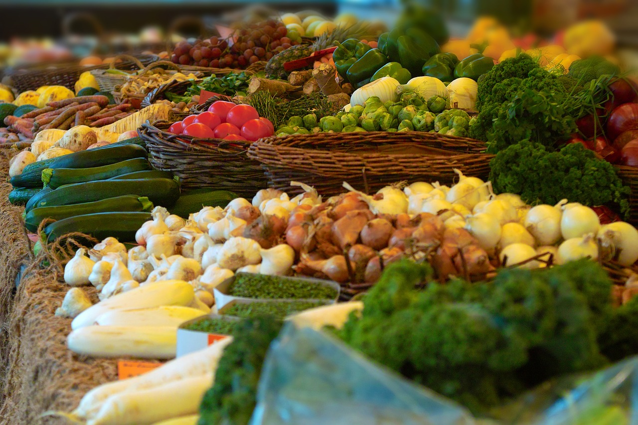 Der Wochenmarkt Detmold, der jeden Samstag in der Altstadt stattfindet, ist ein lebhafter Treffpunkt, der mit frischen Produkten, regionalen Spezialitäten und einer einladenden Atmosphäre begeistert.